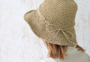 春夏の友：スタイリッシュで機能的な折りたたみ手編みペーパーハット